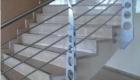 moderne trapleuning gemaakt van rvs buis en gecoate stalen balusters.
