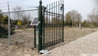 op zonnenenergie beweegbare poort op begraafplaats Warmenhuizen-